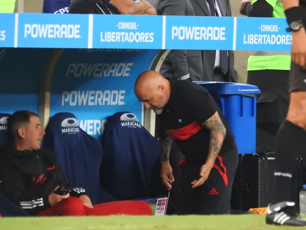 Jorge Sampaoli em uma de suas descidas ao banco para conversar com o auxiliar Diogo Meschine em Flamengo x &Ntilde;ublense &mdash; Foto: Fred Gomes