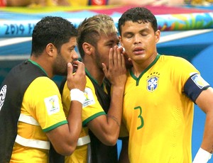 Thiago Silva ouve Neymar jogo Brasil x Holanda (Foto: Reuters)