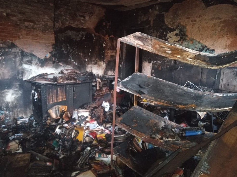 Casa é destruída em incêndio durante a madrugada em Bauru — Foto: Divulgação/Defesa Civil 
