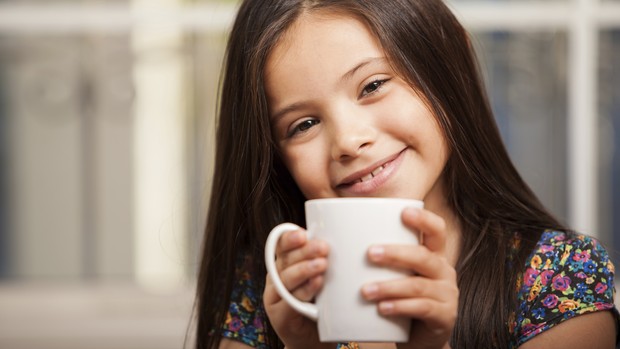 Criança tomando chá (Foto: Thinkstock)