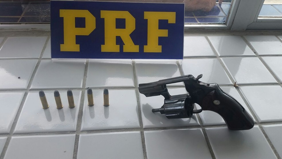 Arma de fogo foi encontrada no carro do homem que foi detido na BR-232, em Serra Talhada (Foto: PRF/DivulgaÃ§Ã£o)