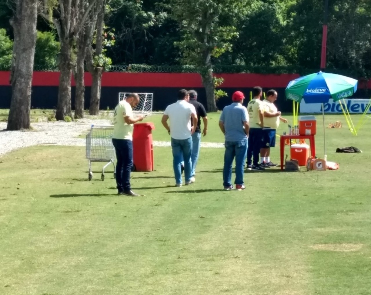 Sob olhares de Bandeira e Fred Luz, Flamengo treina após demissões