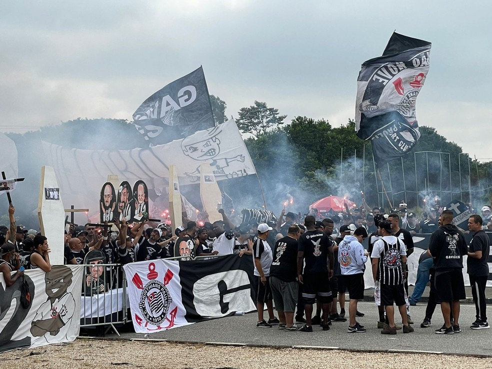 Protesto na porta do CT do Corinthians — Foto: Marcelo Braga