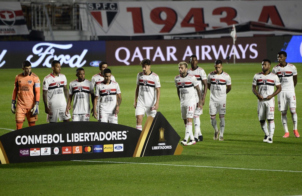 São Paulo lida com protestos e pressão antes de decisão com o Racing; diretoria apoia Crespo