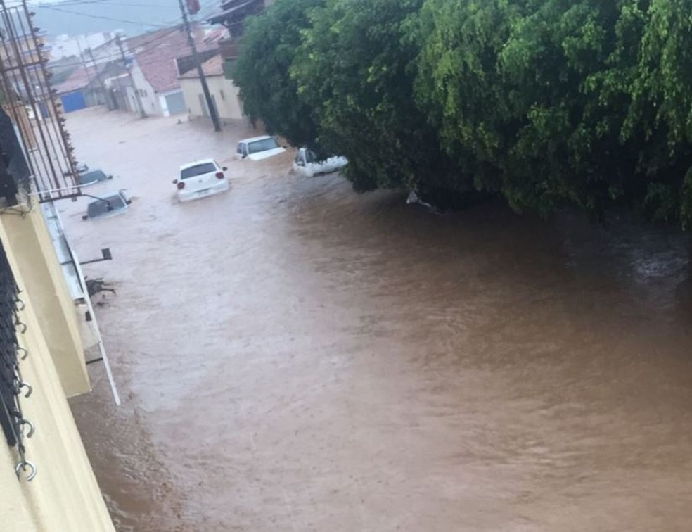 Barbalha, no interior do Ceará, ficou com ruas alagadas durante chuva forte na manhã desta quarta-feira (13) — Foto: Reprodução