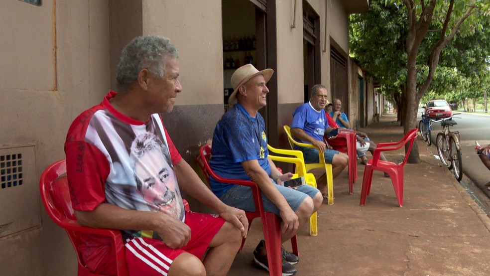 Eleitores de Guará, SP, comentam empate entre Lula (PT) e Bolsonaro (PL) na cidade no segundo turno — Foto: Carlos Trinca/EPTV