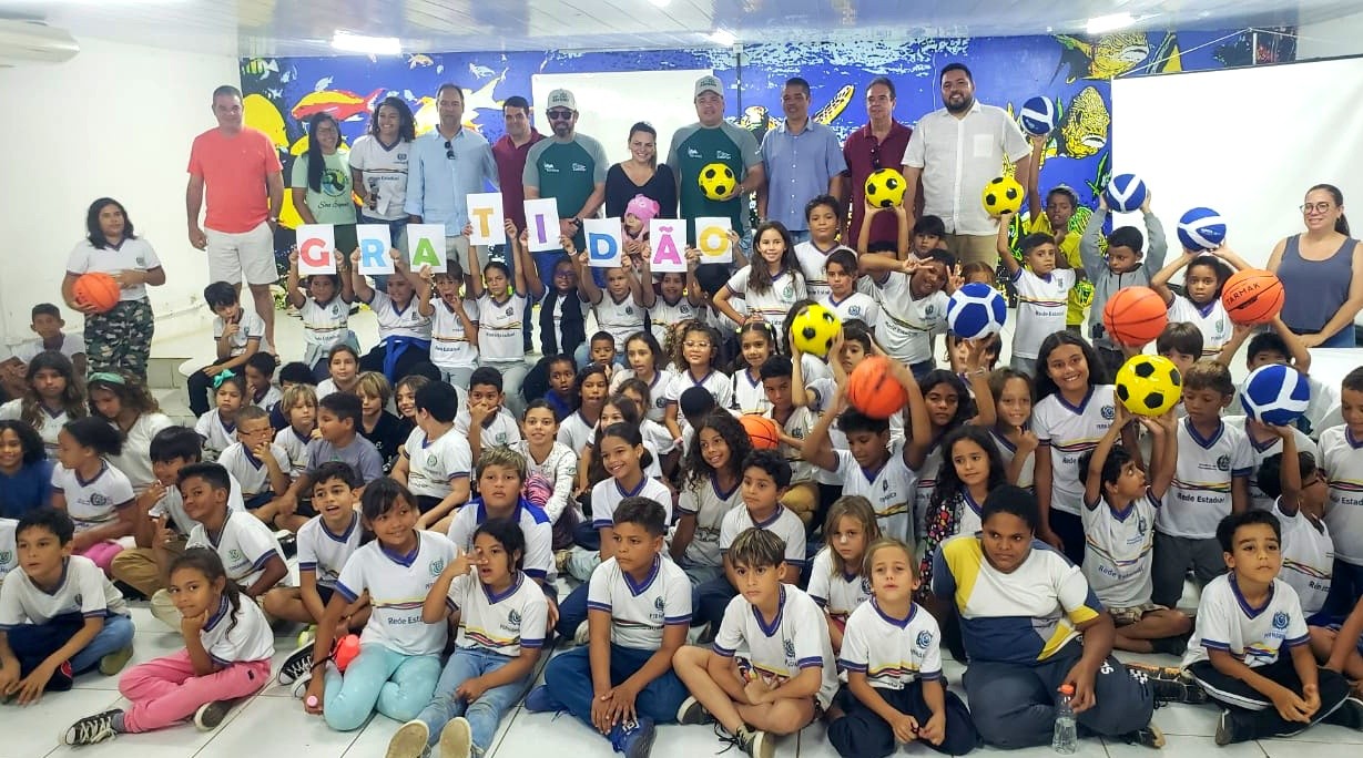 Velejadores da Regata Recife-Fernando de Noronha fazem ações sociais para moradores da ilha