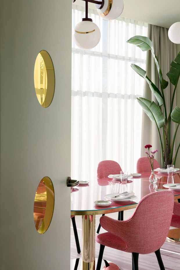 Décor do dia: sala de jantar com poltronas rosa e detalhes dourados (Foto: reprodução)