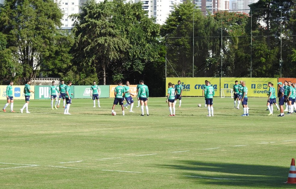 Imprensa só teve acesso aos primeiros minutos do trabalho de aquecimento na Academia — Foto: Felipe Zito