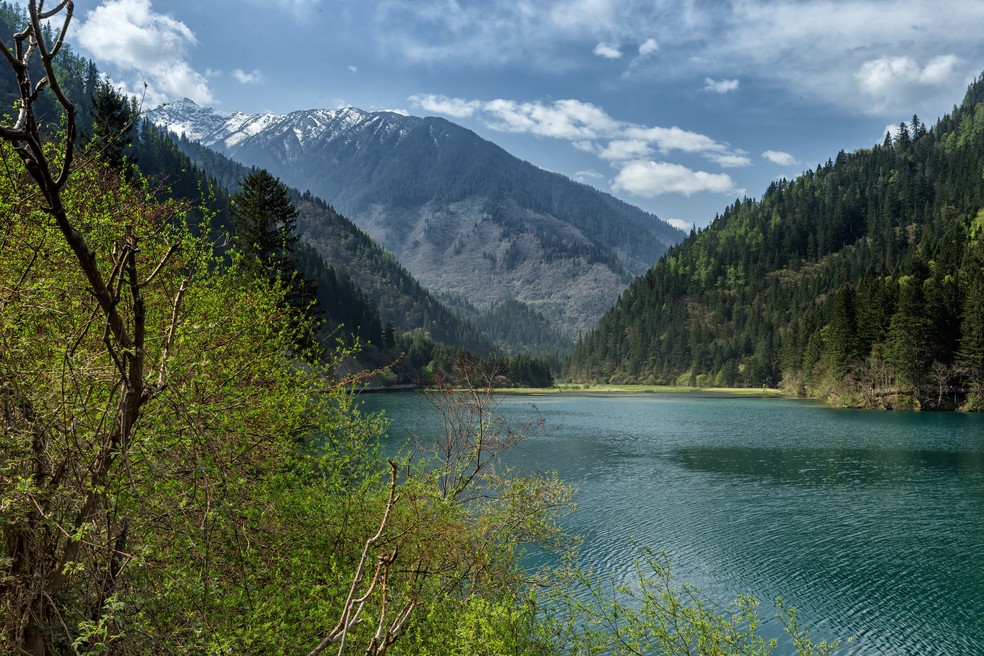 Parque Nacional De Jiuzhaigou recebe milhares de visitantes em busca de suas belas paisagens — Foto: Getty Images