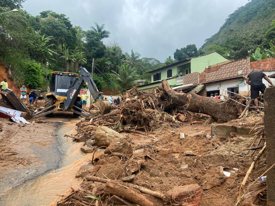 Prefeitura de Conceição de Macabu, no Norte Fluminense, atua para retirada de lama e árvores das ruas