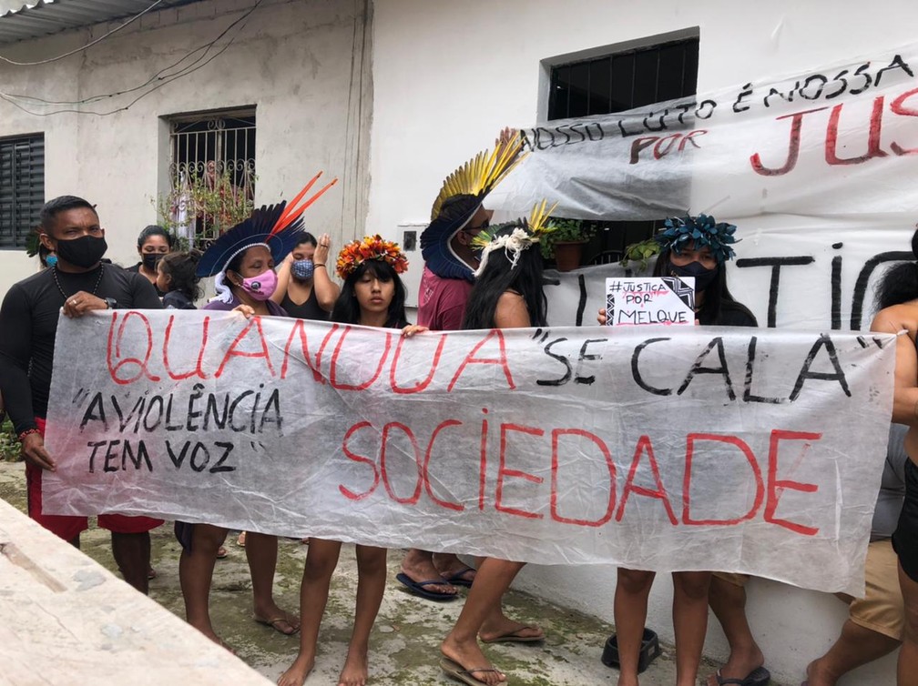 Familiares e amigos protestaram após a morte de jovem indígena durante assalto em Manaus. — Foto: Laerte Baraúna/Rede Amazônica