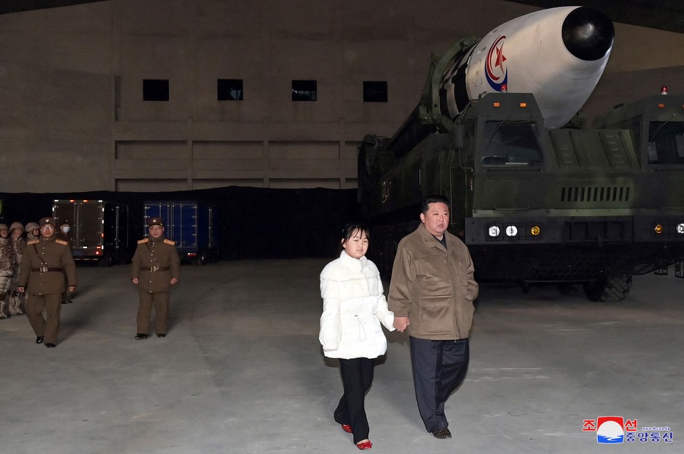 Kim Jong-un e a filha, durante teste de míssil na Coreia do Norte. — Foto: Reuters