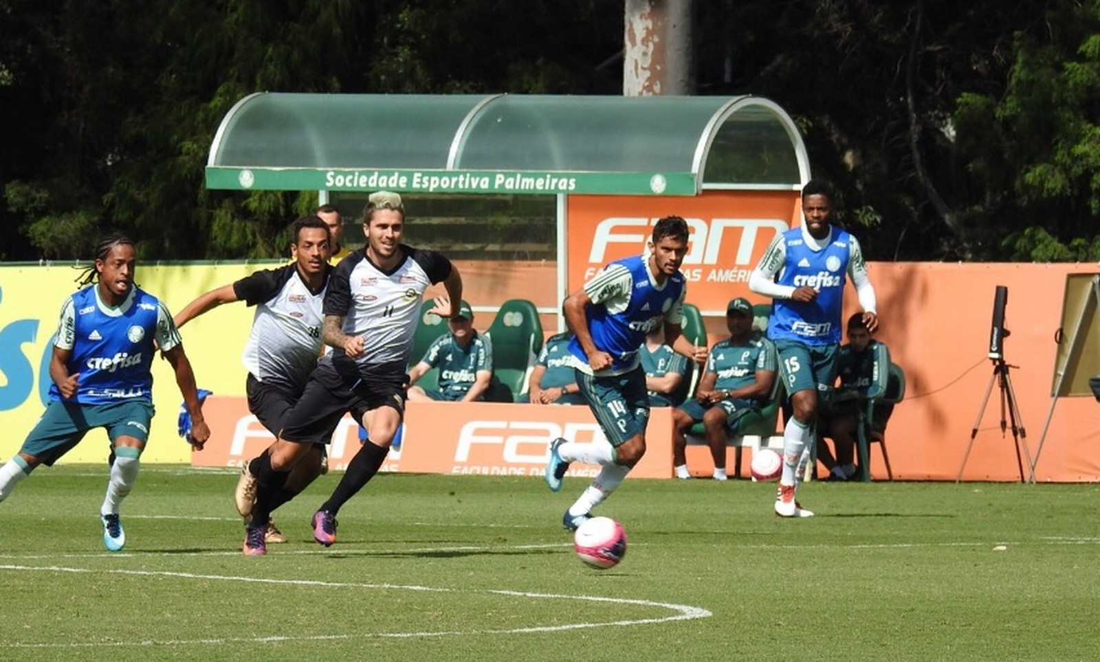 Com Gustavo Scarpa em campo, Palmeiras vence jogo-treino na Academia