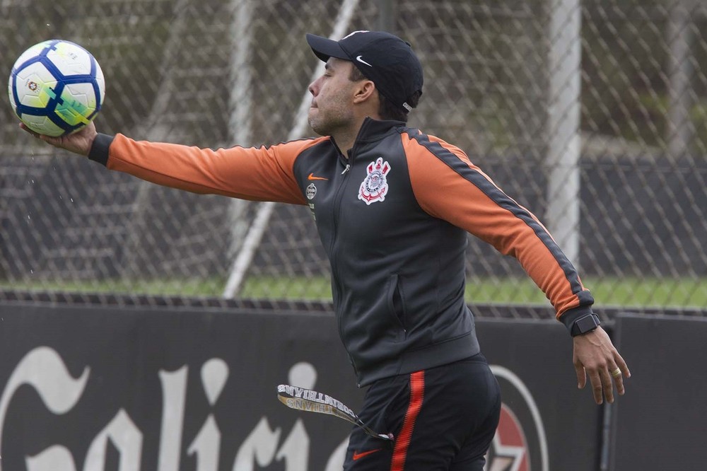 Questionado no Corinthians, Jair Ventura tenta melhorar números na reta final do Brasileirão