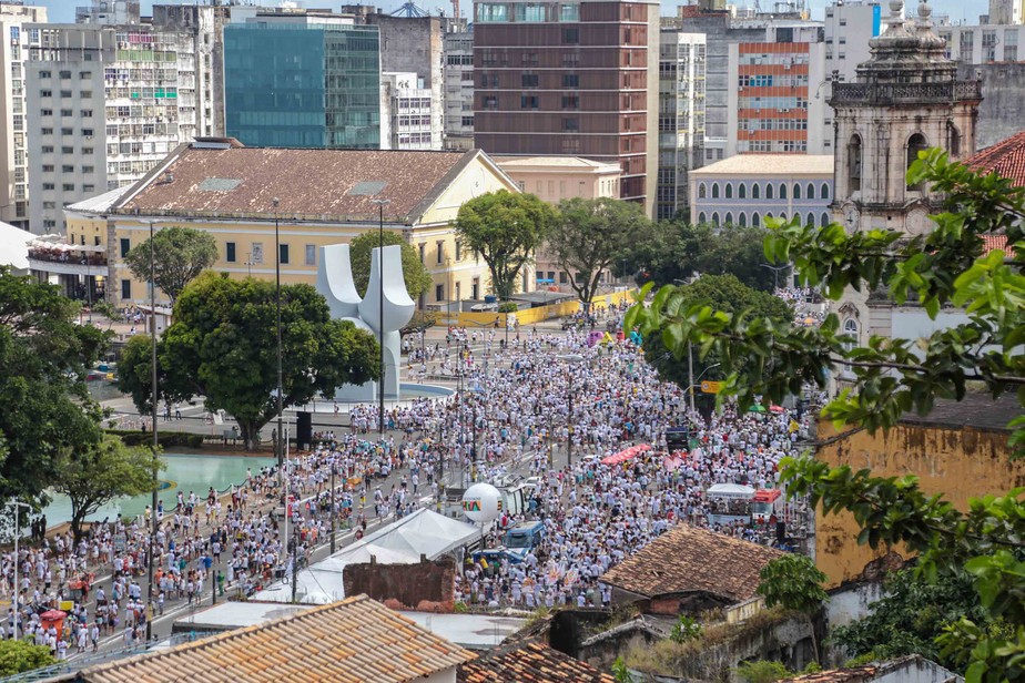 Público celebra retorno do cortejo da Lavagem do Bonfim 2023
