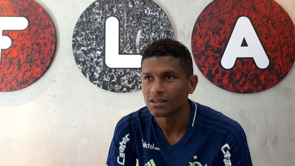 Futebol na rua depois da escola: a infância que moldou Márcio Araújo