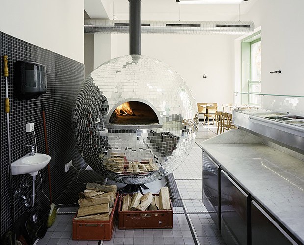 Forno de pizza virou globo espelhado gigante (Foto: Divulgação)