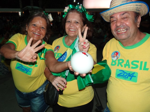  Flávio, Conceição e Paula Ângela Marques estavam de amarelo para mandar energias positivas. (Foto: Katherine Coutinho/G1)