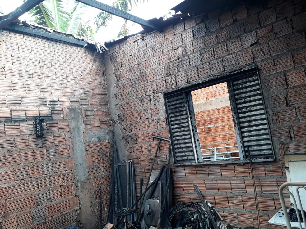 Um dos im&Atilde;&sup3;veis incendiados na madrugada  &acirc;?? Foto: Osvaldo N&Atilde;&sup3;brega/TV Morena