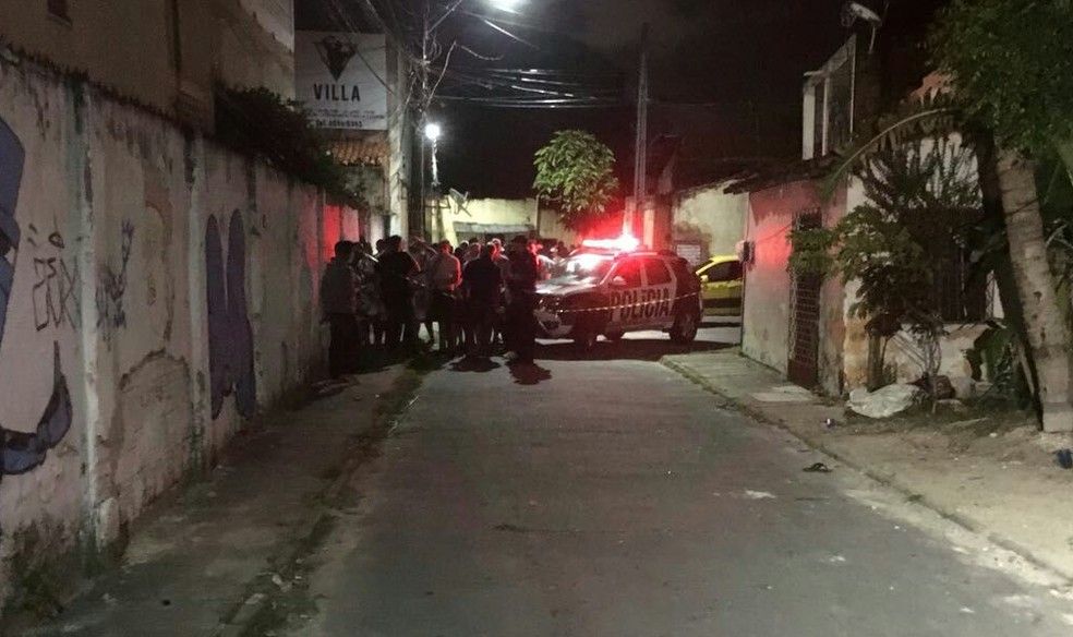 Um dos ataques aconteceu na Rua Joaquim Magalhães, na sede da Torcida Uniformizada do Fortaleza (Foto: André Teixeira/G1 CE)