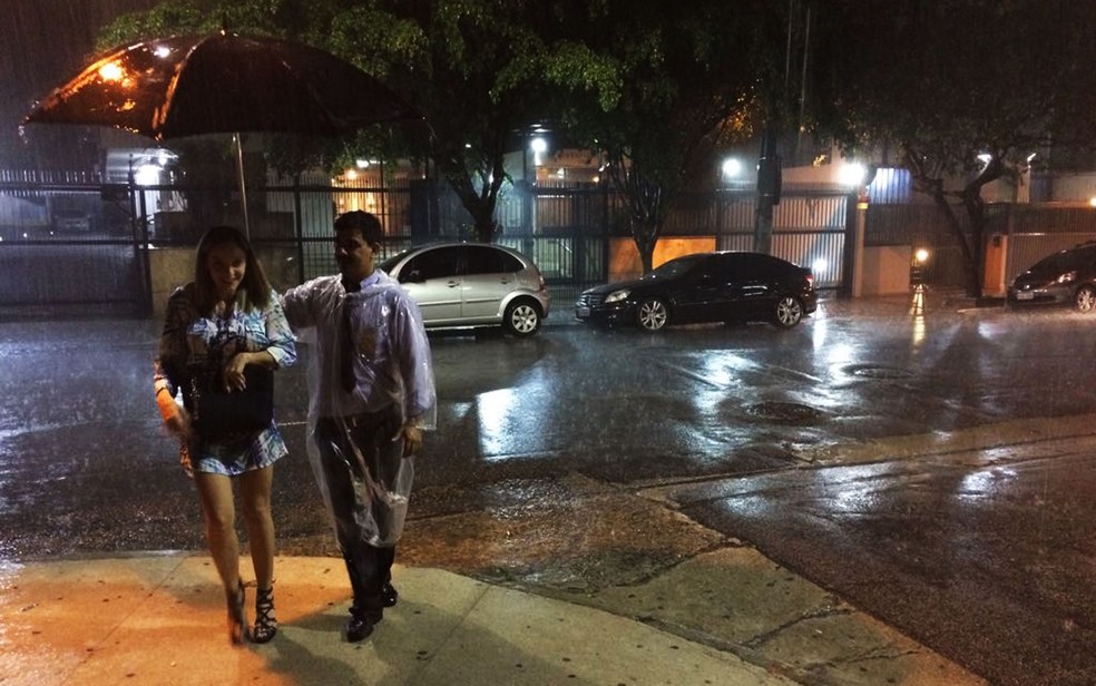 Chove forte em São Paulo na noite deste sábado (Foto: Paulo Piza/G1)
