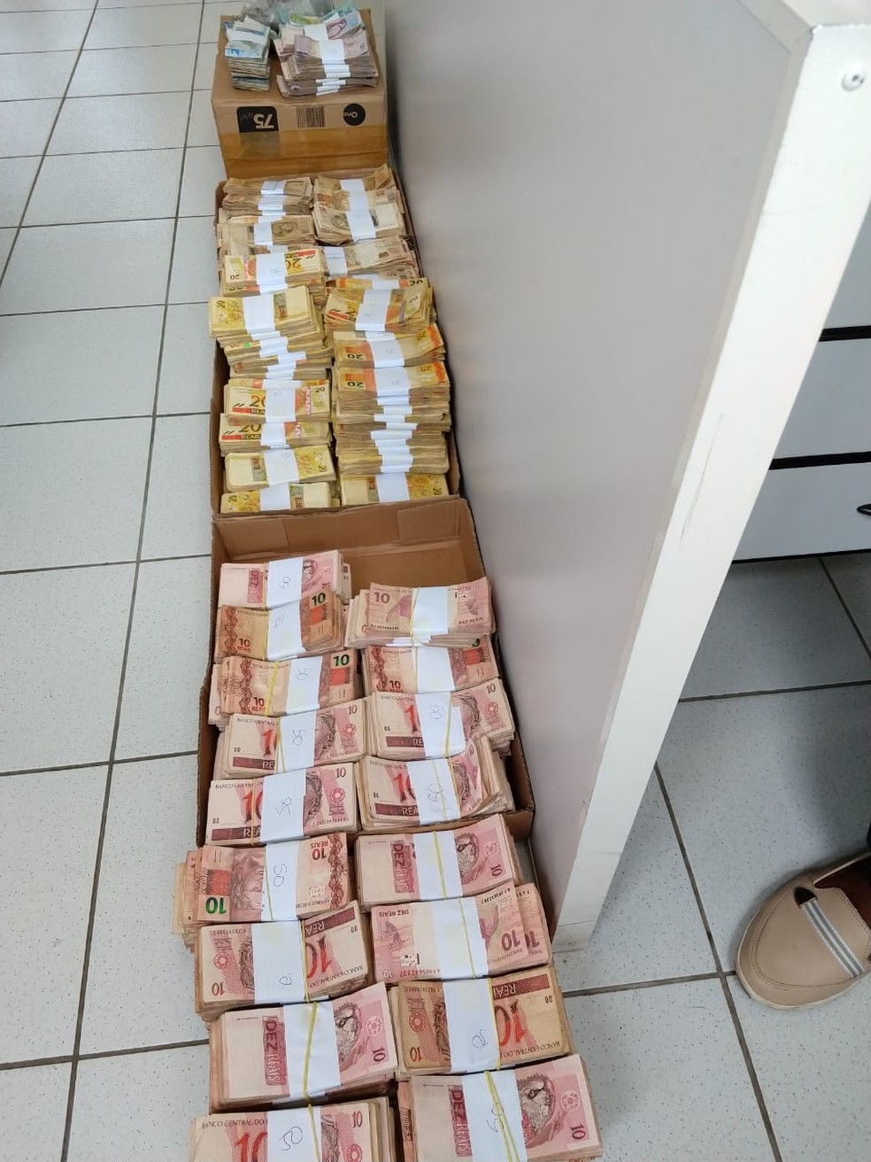 Dinheiro apreendido em operação da MP que investiga fraudes no Detran. — Foto: Ministério Público/Divulgação