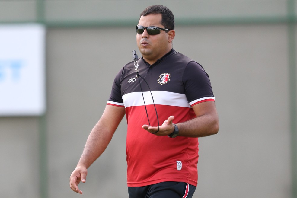 Leston J&uacute;nior elogiou a polival&ecirc;ncia do jogador &mdash; Foto: Marlon Costa/ Pernambuco Press