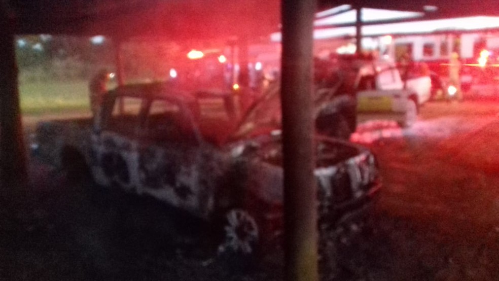 Carro do Ibama ficou destruído após pegar fogo na sede do órgão, em Brasília — Foto: CBMDF/Divulgação