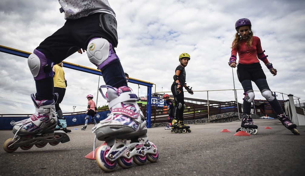 Crianças brincam de patins em Moscou, no dia 27 de agosto, depois que as autoridades afrouxaram restrições para conter a disseminação do novo coronavírus (Sars-CoV-2). — Foto: Alexander Nemenov / AFP