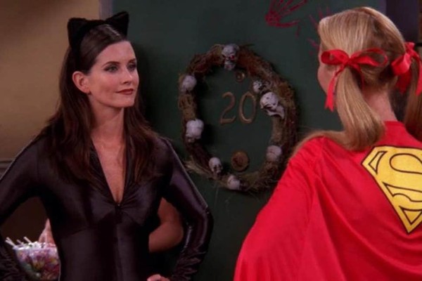 Courteney Cox e Lisa Kudrow como Monica Geller e Phoebe Buffay em episódio da série Friends (Foto: reprodução)
