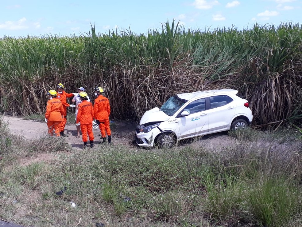 Acidente entre carros deixa feridos na BR-101 em São Miguel dos Campos — Foto: CBMAL/Divulgação