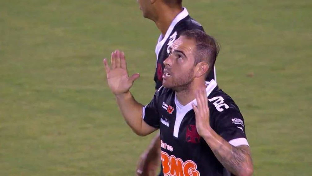 Bruno C�sar comemora seu primeiro e �nico gol com a camisa do Vasco � Foto: Reprodu��o / Premiere