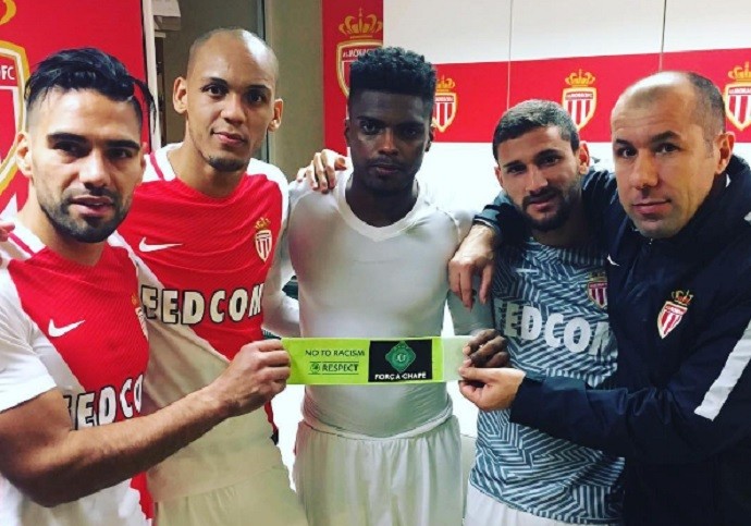 Falcao mostra a braçadeira em homenagem a Chape ao lado dos brasileiros Fabinho, Gemerson, Boschila e de um membro da comissão técnica do Monaco (Foto: Reprodução / Instagram oficial Falcao Garcia)