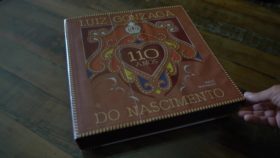 Livro em homenagem aos 110 anos de nascimento de Luiz Gonzaga — Foto: Reprodução/TV Globo