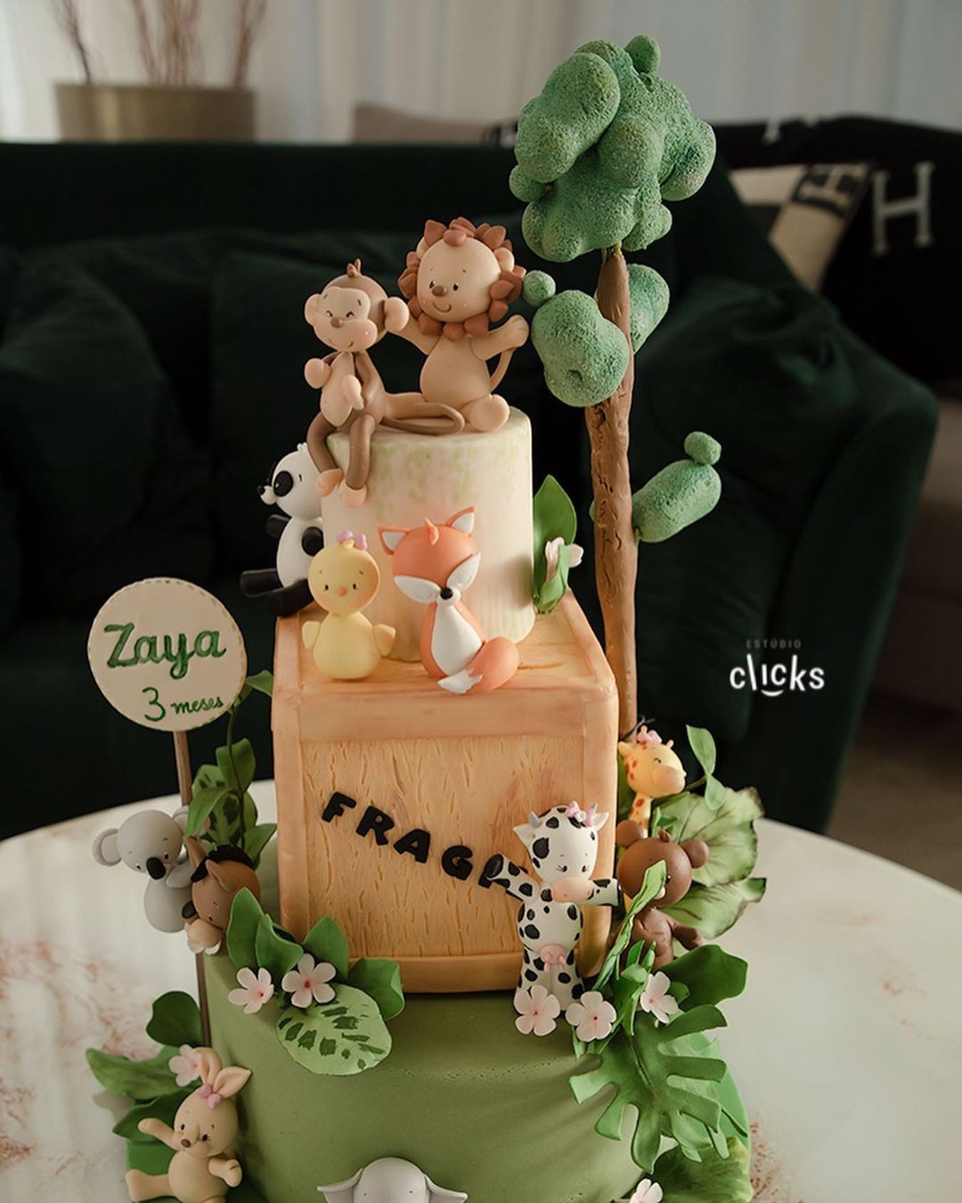 O bolo de mesversário de Zaya (Foto: Reprodução Instagram)