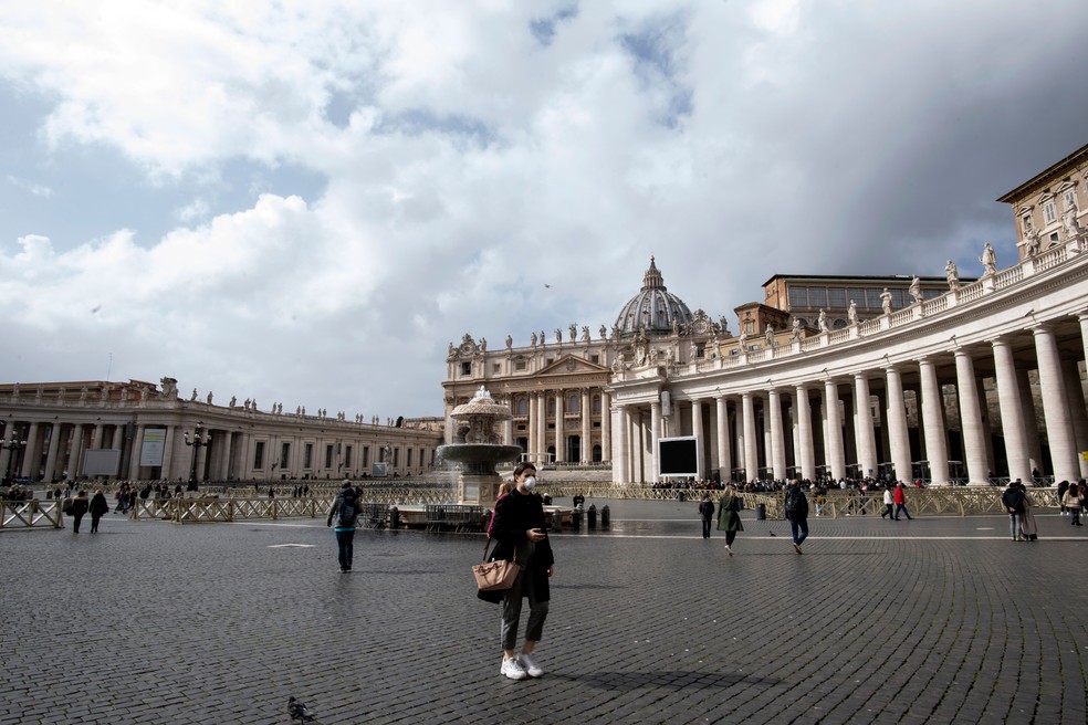 Mulher com máscara caminha na praça de São Pedro no Vaticano. Imagem de terça-feira (3)  — Foto: Tiziana Fabi / AFP