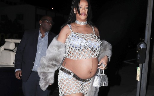 Na reta final da gravidez, Rihanna sai para jantar com look de R$ 18,5 mil