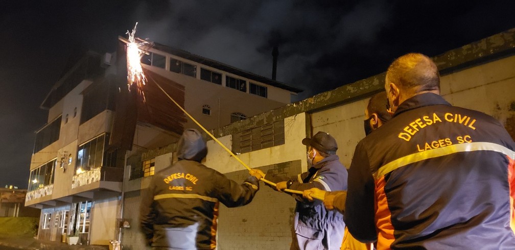 Defesa Civil trabalham em ocorrências após tempestade em Lages — Foto: PML/ Divulgação