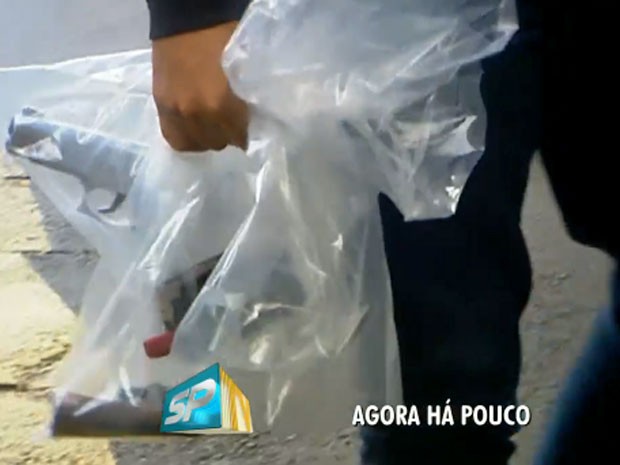 Polícia apreendeu armas dos policiais presos por suspeita de envolvimento na chacina de Osasco e Barueri (Foto: TV Globo/Reprodução)