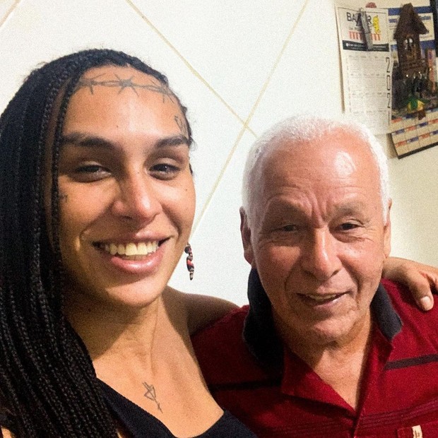 Linn da Quebrada com o pai (Foto: Reprodução/Instagram)