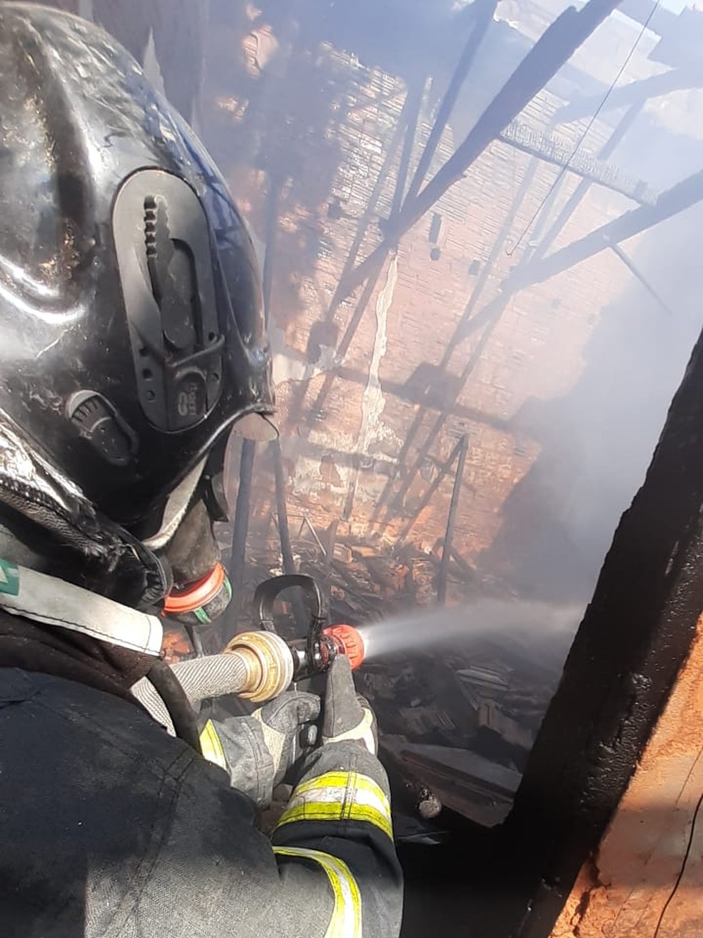 Bombeiros trabalharam por cerca de uma hora para conseguir controlar as chamas — Foto: J. Serafim/Divulgação