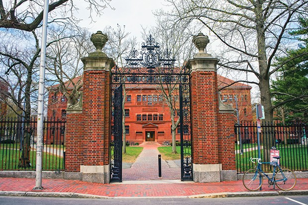 Entrance gate and East facade of Sever Hall at Harvard Yard in Harvard University in Cambridge, Massachusetts, MA, USA. It is used as the library, lecture hall and classroom for different courses. (Foto: Getty Images/iStockphoto)