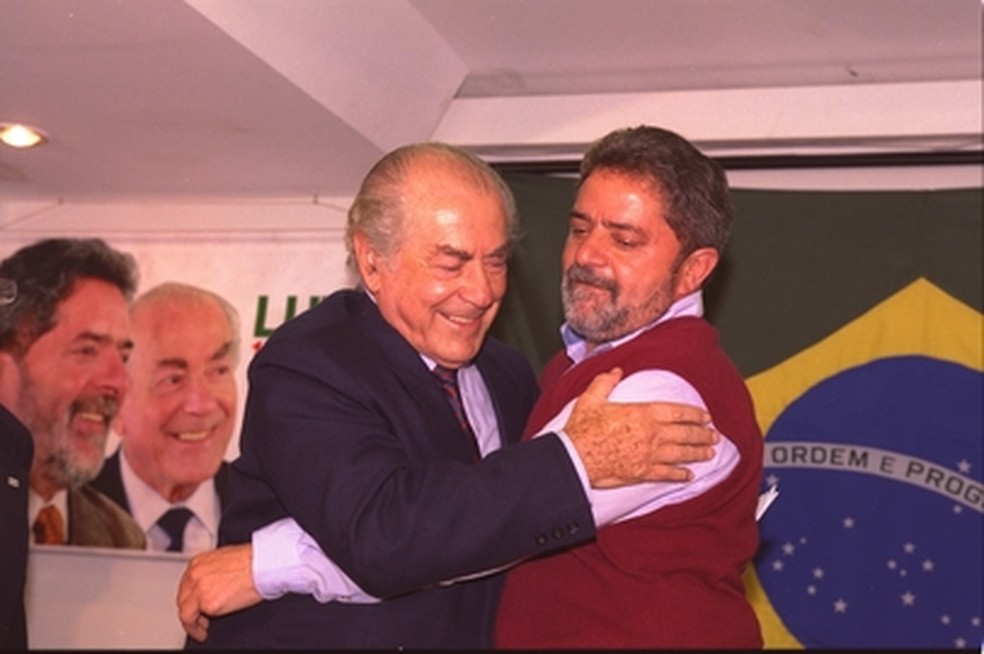 Lula e Brizola se abra�am durante compromisso de campanha � Foto: S�rgio Tomisaki