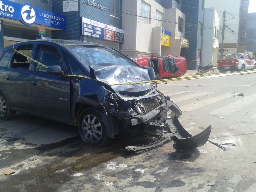 Viatura do Corpo de Bombeiros Militar da Bahia tombou apÃ³s ser atingida por carro â?? Foto: Blog Braga/Ivonaldo Paiva