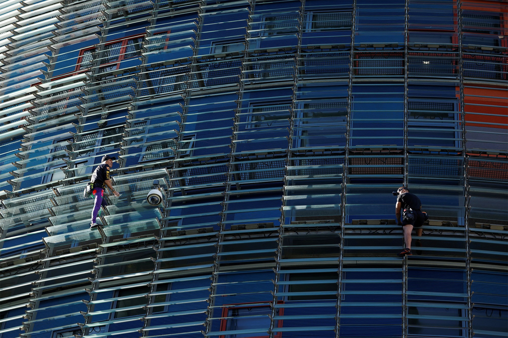 Aos 60 anos, 'homem-aranha francês' escala um dos prédios mais altos de Barcelona sem usar cinto de segurança