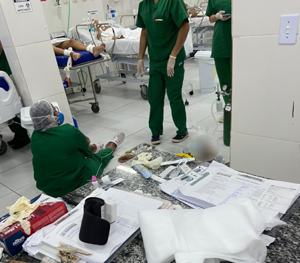 Profissionais tentaram reanimar paciente no chão em UPA na Zona Sul de Teresina — Foto: Reprodução/Instagram