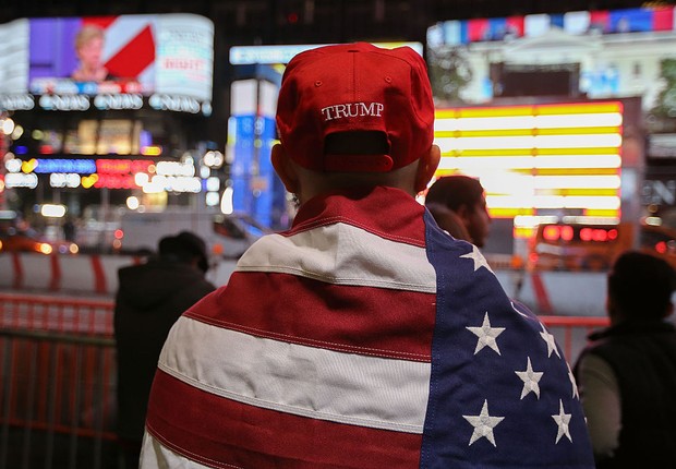 Apoiador de Donald Trump assiste à apuração dos votos em Nova York (Foto: Michael Reaves / Getty Images)