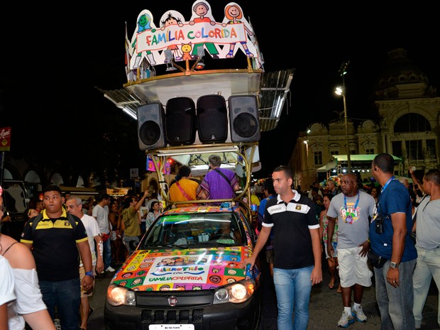Microtrio leva o tema "Família Colorida" para o desfile (Foto: Elias Dantas/Ag. Haack)