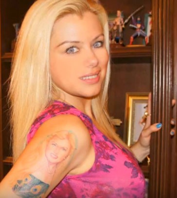 Patrícia Kiss tem tatuagens com o seu rosto no corpo (Foto: Reprodução)